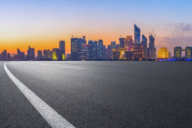 Hangzhou mimarisinin şehir yolu asfalt kaldırımı ve ufuk çizgisi