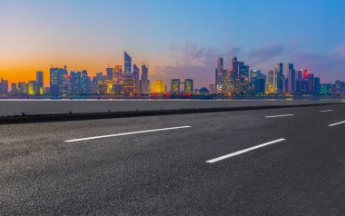 Hangzhou mimarisinin şehir yolu asfalt kaldırımı ve ufuk çizgisi
