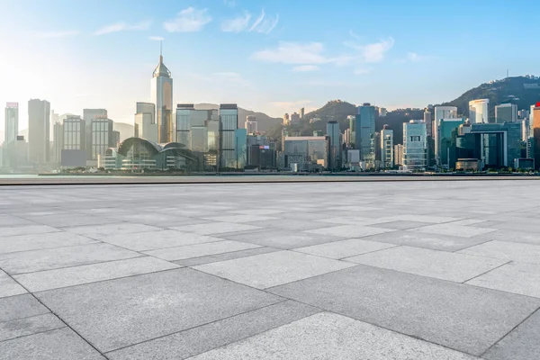 蓝天下空旷的大理石地板和城市景观 — 图库照片