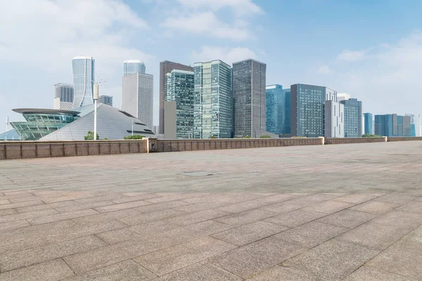 Empty Plaza Floor Tiles Skyline Modern Urban Building — Stock Photo, Image