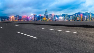 Şehrin panoramik manzarası, boş yolu