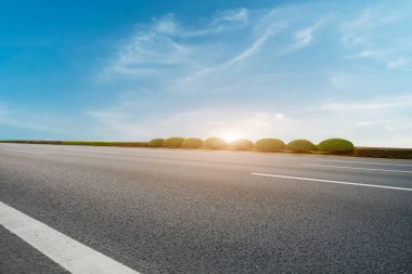Hava yolu asfalt yol ve güzel gökyüzü manzarası