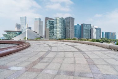 Boş Plaza fayansları ve modern şehir binasının ufuk çizgisi