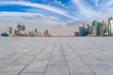 Boş kare döşemeleri olan kentsel gökdelenler