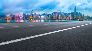 Şehrin panoramik manzarası, boş yolu