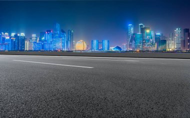 Hangzhou mimarisinin şehir yolu asfalt kaldırımı ve ufuk çizgisi