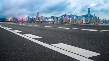 Şehrin panoramik manzarası, boş yolu