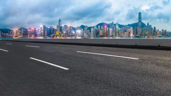 Şehrin panoramik manzarası, boş yolu