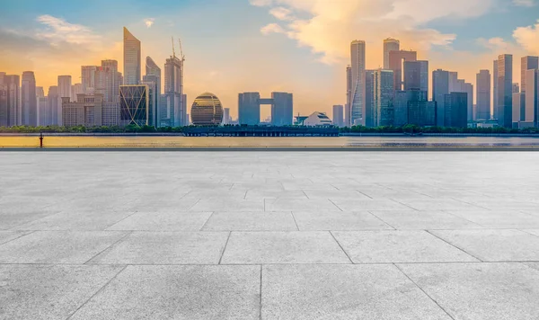 Quadratische Bodenfliesen Und Skyline Von Hangzhou — Stockfoto