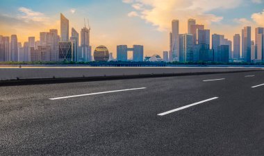 Hangzhou mimarisinin şehir yolu asfalt kaldırımı ve ufuk çizgisi