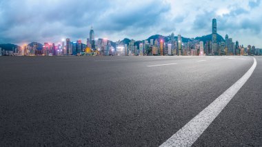 Şehrin panoramik manzarası, boş yolu