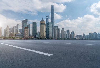 Hava yolu asfalt yolu ve ticari yapının ofis binası