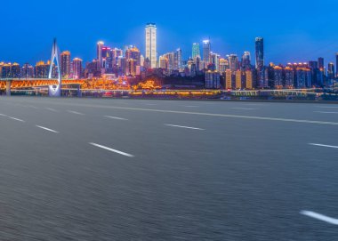 Kent kare yolu ve mimari manzaranın ufuk çizgisi