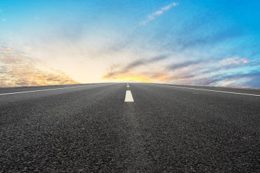 Hava yolu asfalt yol ve güzel gökyüzü manzarası
