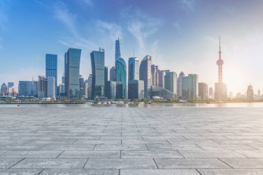 Shanghai F 'deki modern ofis binasının ön meydanı.