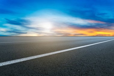 Şehir Meydanı Yolu ve Gökyüzü Bulutu