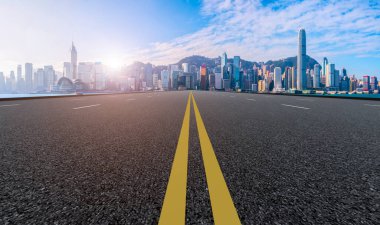 Hava yolu asfalt yolu ve ticari yapının ofis binası