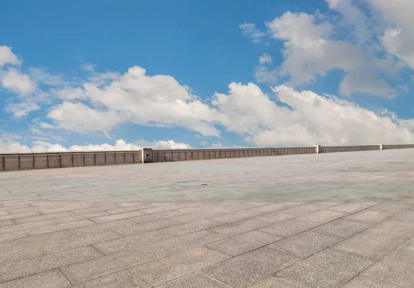 Boş otoyol asfalt yolu ve güzel gökyüzü manzarası