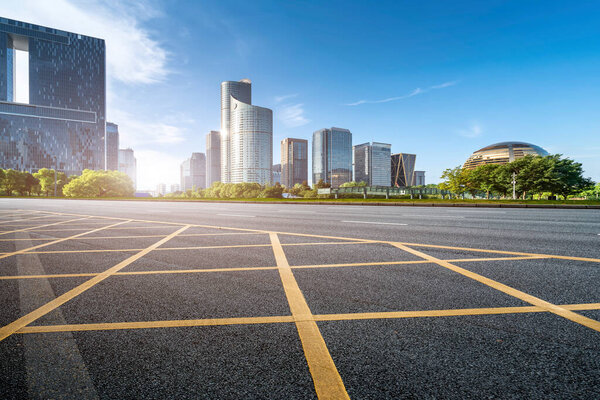 Дорожный полигон и городской современный архитектурный ландшафт
