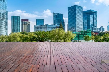 Boş kare kiremitler ve modern şehir binalarının ufuk çizgisi.