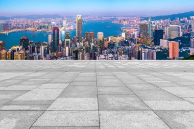 Panoramik Skyline ve Plaza Brick Open Buildin