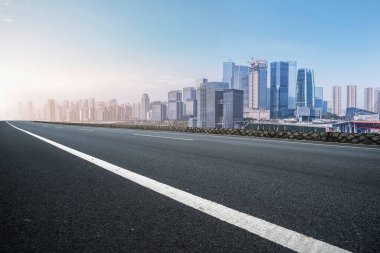 Chongqing kentinin yol yüzeyi ve ufuk çizgisi