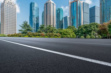 Çin 'deki modern ticari binalar boyunca boş asfalt yol 