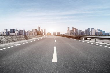 Şehir mimarisinin yol ve ufuk çizgisi