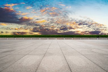 Boş Plaza Tuğlaları ve Güzel Doğal Manzara