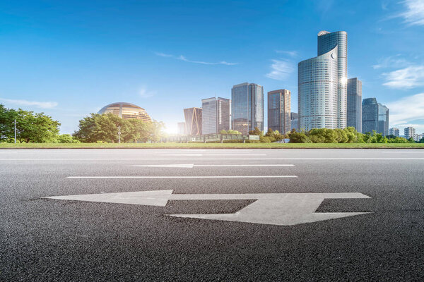 Дорожный полигон и городской современный архитектурный ландшафт
