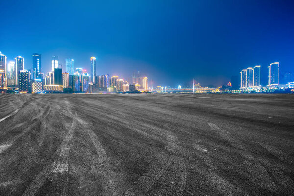 Архитектурный ландшафт дорожного полотна и городского горизонта