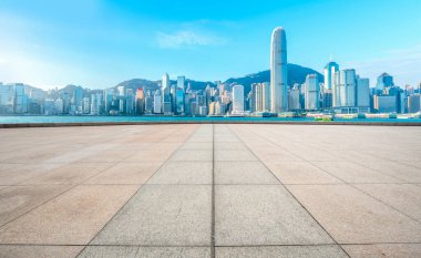 Boş kare döşemeler ve modern şehir mimarının X silueti