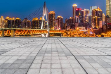 Boş kare döşemeleri olan kentsel gökdelenler