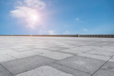 Boş Plaza Tuğlaları ve Güzel Doğal Manzara