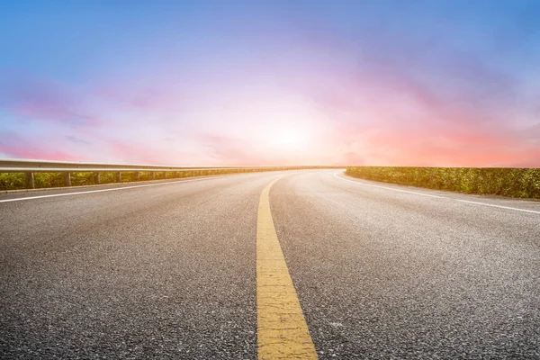 Hava yolu asfalt yol ve güzel gökyüzü manzarası