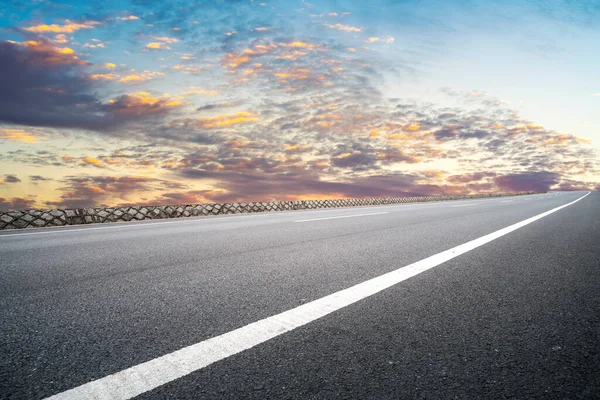 Sky Highway Asphalt Road Και Όμορφο Τοπίο Ηλιοβασιλέματος Ουρανό — Φωτογραφία Αρχείου