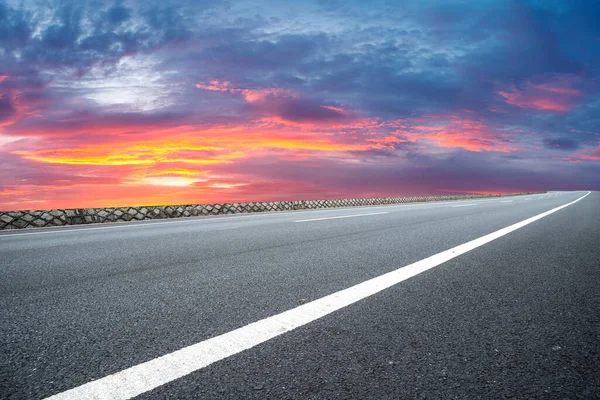 Rodovia Vazia Asfalto Pavimento Céu Nuvem Landscap — Fotografia de Stock