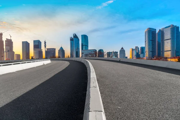 Qingdao 'daki Otoyol ve Çağdaş Şehir Mimarisinin Skyline' ı