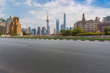 Çin 'deki modern ticari binalar boyunca boş asfalt yol 