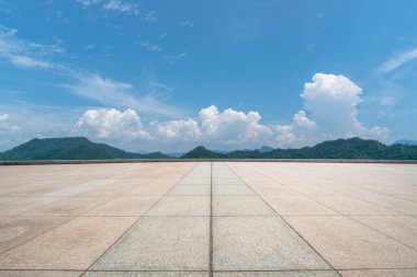 Boş Plaza Tuğlaları ve Güzel Doğal Manzara