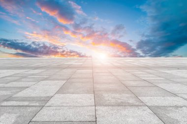 Boş mermer zemin ve mavi gökyüzünün altındaki şehir manzarası.