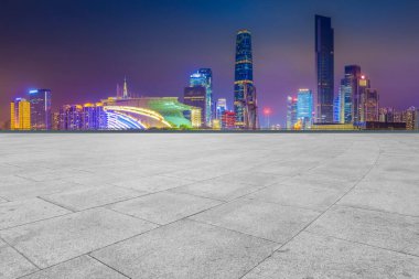 Boş kare döşemeleri olan kentsel gökdelenler