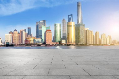 Mavi gökyüzü, boş mermer zemin ve Şangay şehir kemerinin ufuk çizgisi.