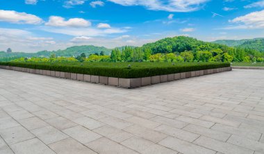 Boş döşemeler ve doğal arazi kaplaması.