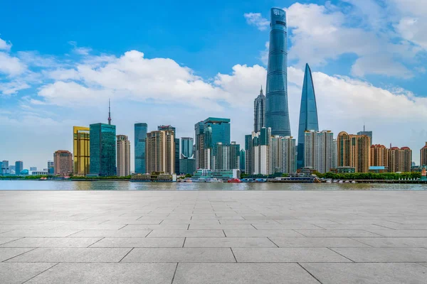 Blå Himmel Tomt Marmorgolv Och Silhuett Shanghai Urban Archi — Stockfoto