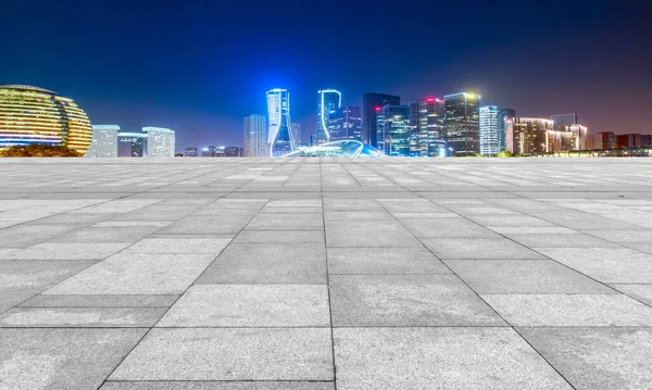 空の正方形の床のタイルと都市の高層ビル — ストック写真