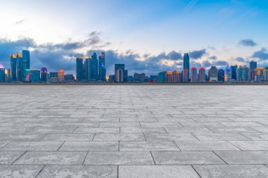 Qingdao şehir gökdelenleri boş kare döşemeleri ile