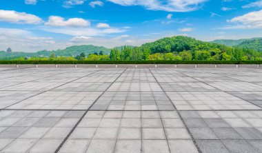 Boş Plaza Tuğlaları ve Güzel Doğal Manzara