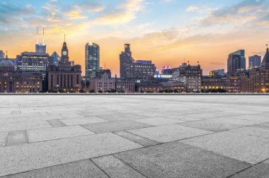 Şehir gökdelenleri ve kare zemin