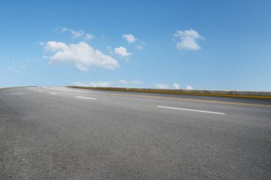 Yol yüzeyi ve gökyüzü kara bulutu